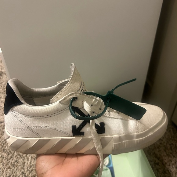 Off-White - Picture 2 of 3